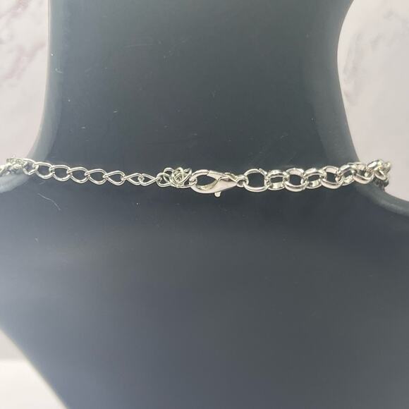 Silver tone hammered metal disc necklace - Picture 5 of 5